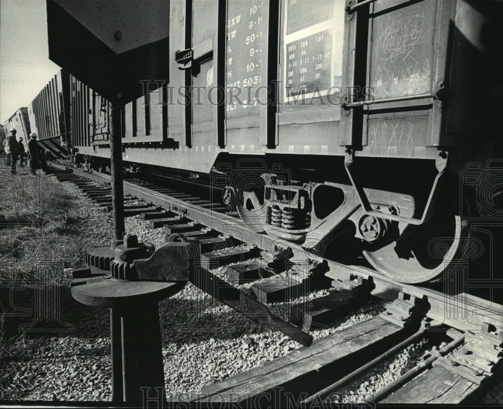1985 Press Photo Officials examine Soo Line railroad freight derailment-Historic Images