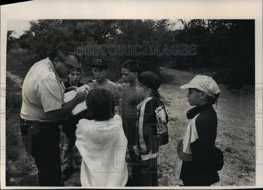 1991 Press Photo Police take information from some witnesses to the incident - Historic Images