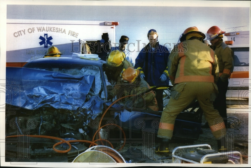 1993 Press Photo Rescue workers surround car of Lori McKenzie after crash-Historic Images