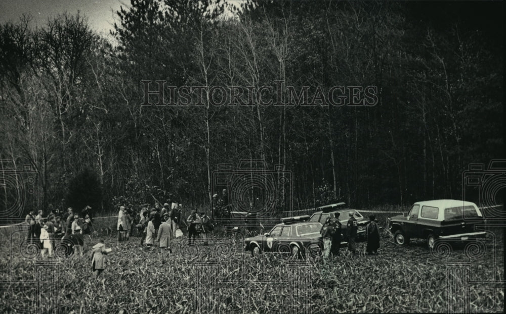 1987 Press Photo Officials &amp; reporters in wooded area near Fort Atkinson crash - Historic Images