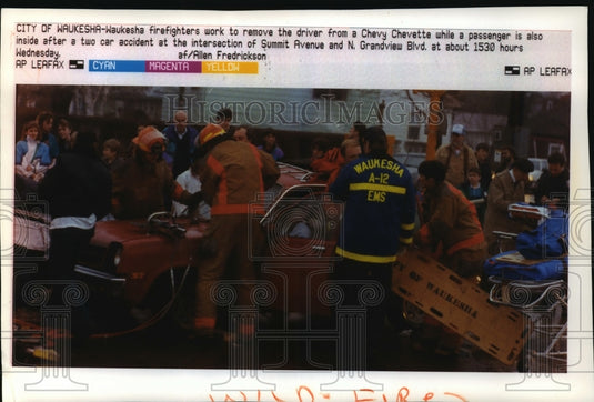 1992 Press Photo Waukesha firefighters work to remove driver from Chevy Chevette - Historic Images