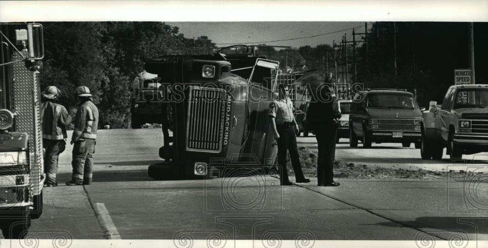 1991 Press Photo Police reroute traffic around truck that overturned on St Paul - Historic Images