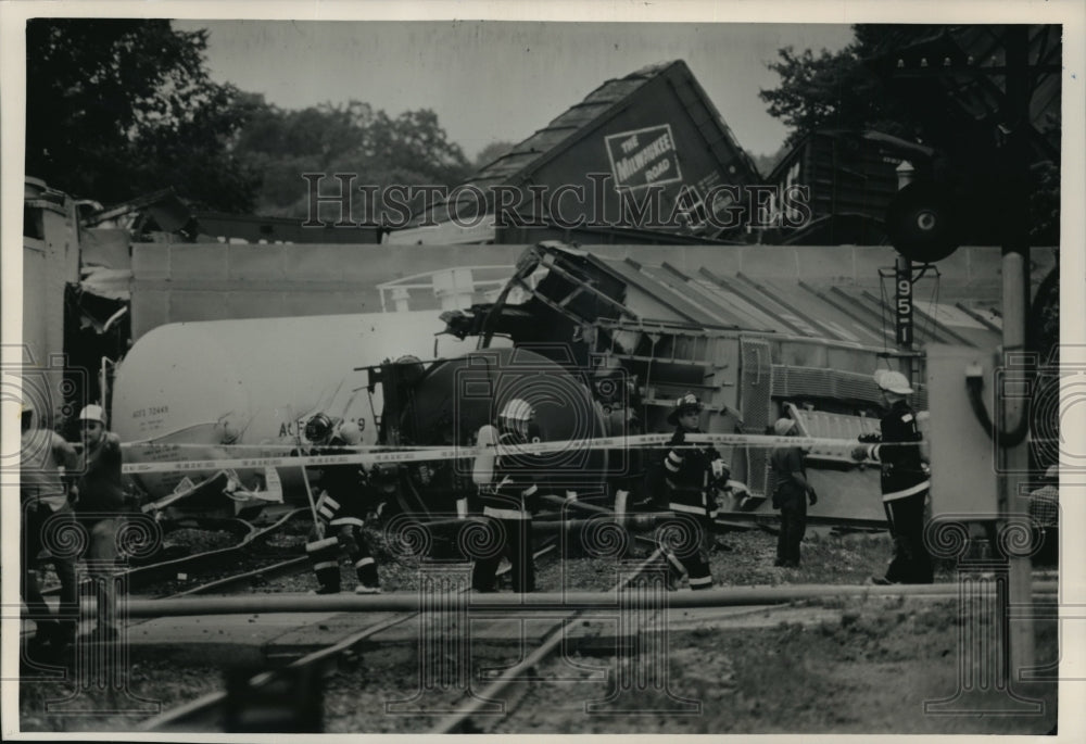 1988 Press Photo Emergency Crew Work at Train Derailment Scene at Elm Grove - Historic Images