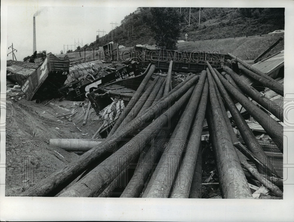 1978 Press Photo Utility poles was scattered among wreckage in train derailment - Historic Images