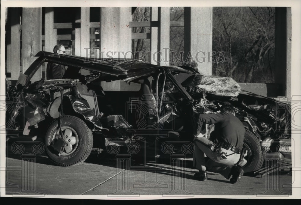 1989 Press Photo Investigators looked over the car after struck by train - Historic Images