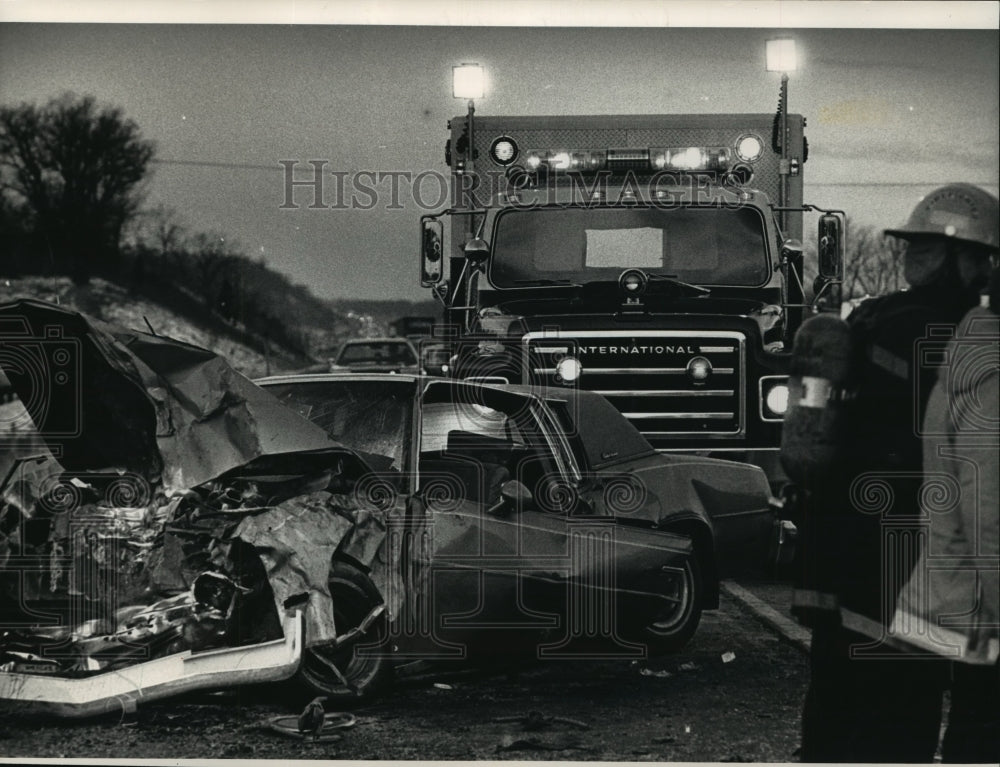1989 Press Photo Rescue workers at the scene of a 4 car collision on I-94 - Historic Images