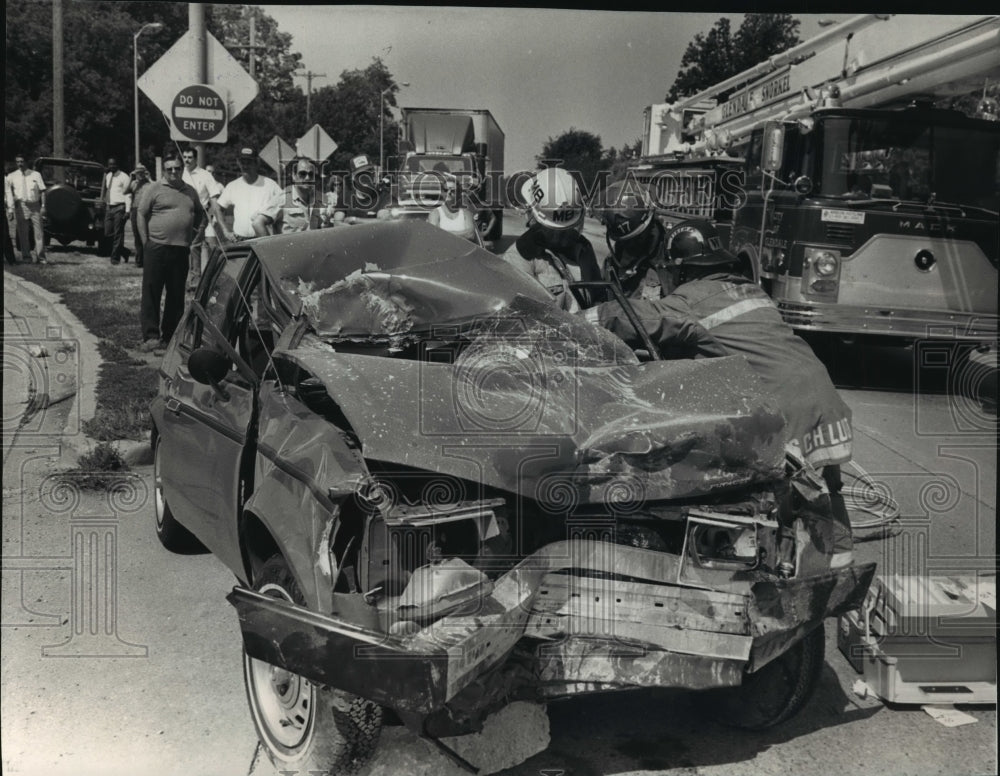 1988 Press Photo Firemen on cars crash scene on East &amp; W Silver Spring Dr - Historic Images