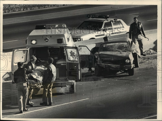1988 Press Photo Rescue personnel at scene of car accident North-South Freeway - Historic Images