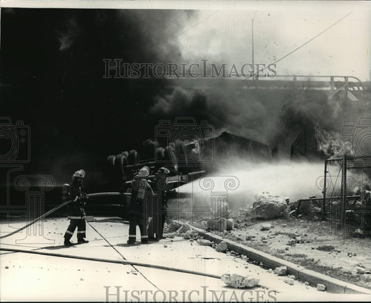 1988 Press Photo Firefighters on W Silver Spring Dr worked truck crash fire - Historic Images