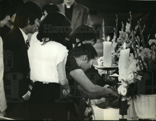 1981 Press Photo Eddy Saycocie's parents stood near his casket during memorial