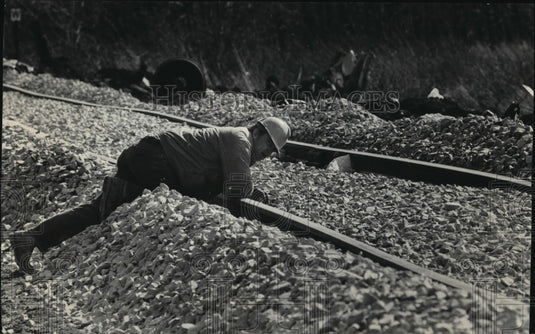 1985 Press Photo Chicago & North Western Railway worker examined accident scene - Historic Images