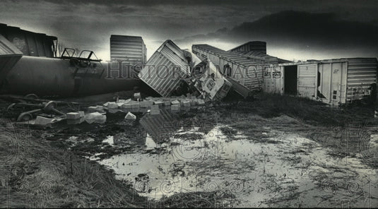 1985 Press Photo Train derailement east of Interstate 43 in Mequon - mja01301 - Historic Images