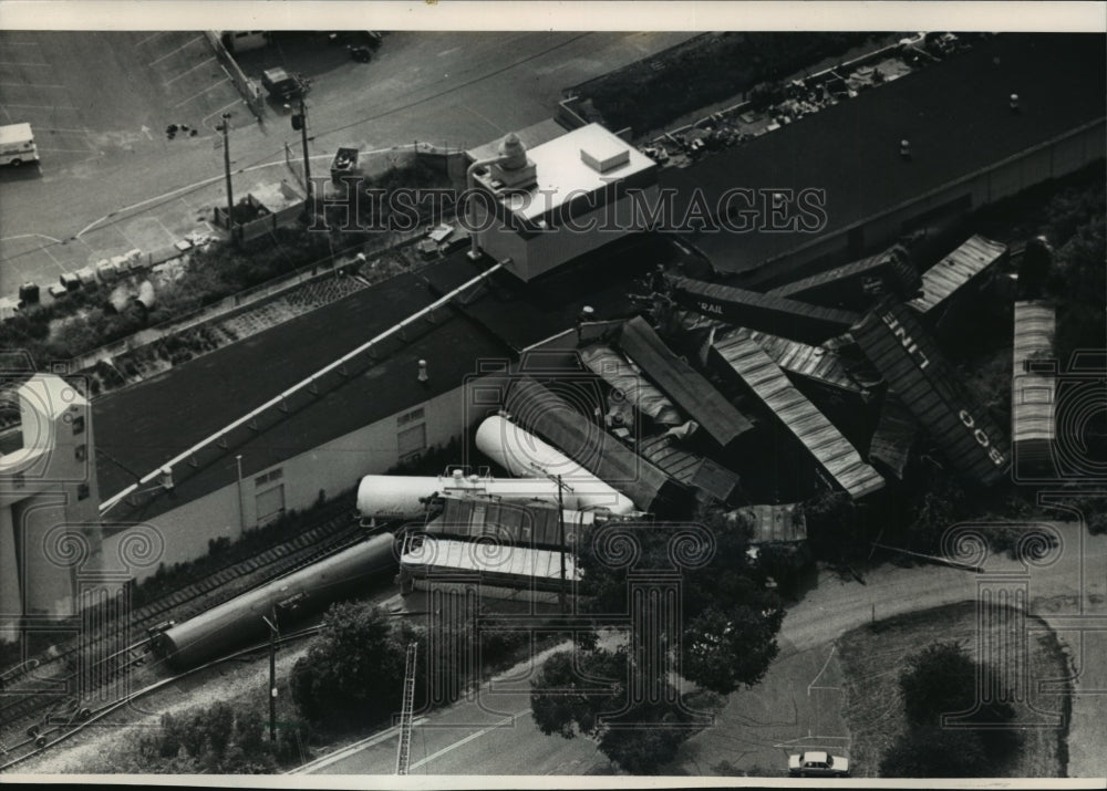 1988 Press Photo Reinders Bros grain elevator was damaged by derailed train - Historic Images