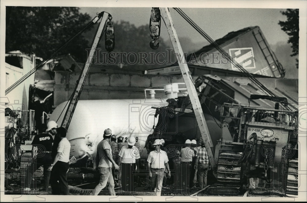 1988 Press Photo Clean up process at the Elm Grove derailment - mja01310 - Historic Images