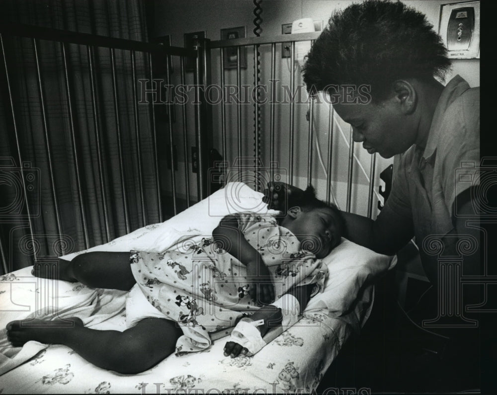 1990 Press Photo Justine Fowler recovering after falling from 3rd floor home - Historic Images