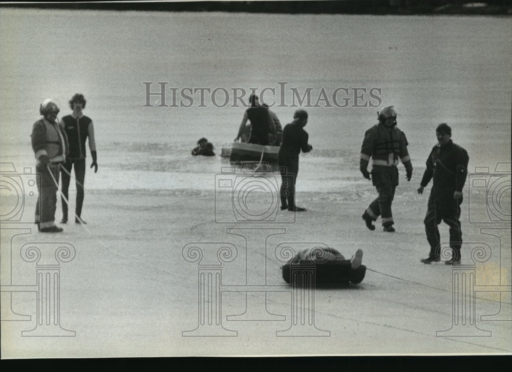 1989 Press Photo Rescuers pull a woman off North Lake in Waukesha County-Historic Images