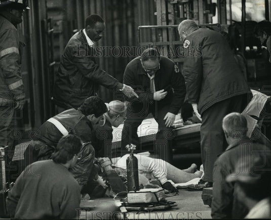 1991 Press Photo Emergency personnel assist Paul Mandella, injured by boxcar-Historic Images