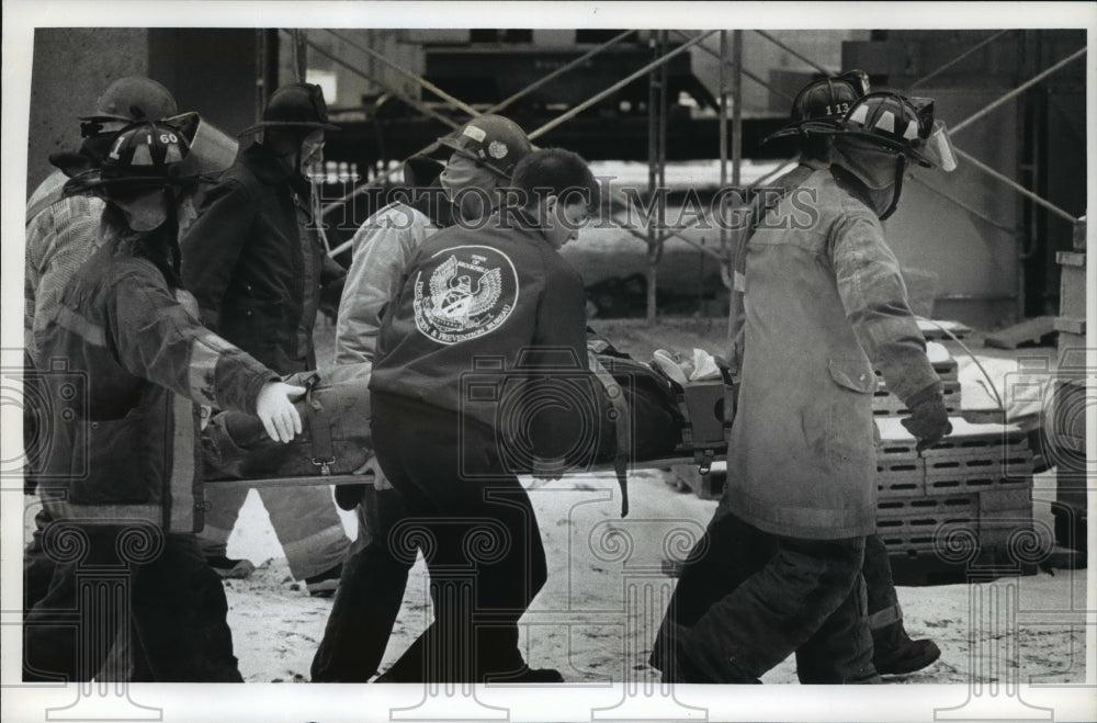 1993 Press Photo John Martin in stretcher after slipped from platform at work - Historic Images