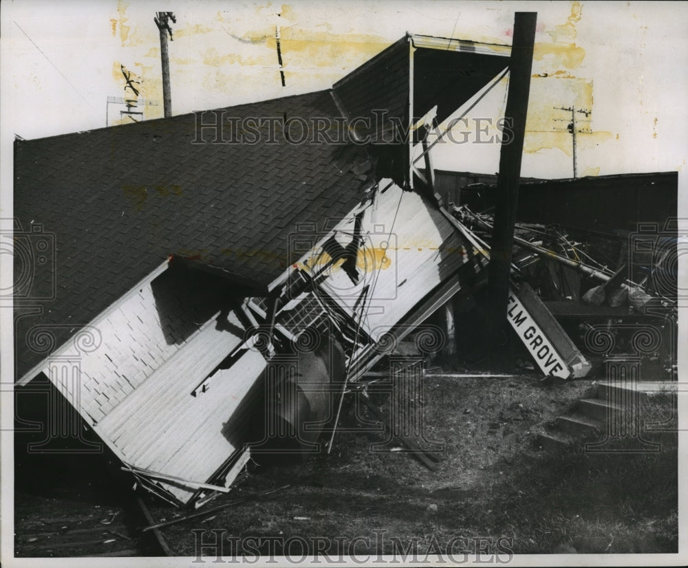 1958 Press Photo Elm Grove&#39;s railroad station wreck by trail derailment - Historic Images