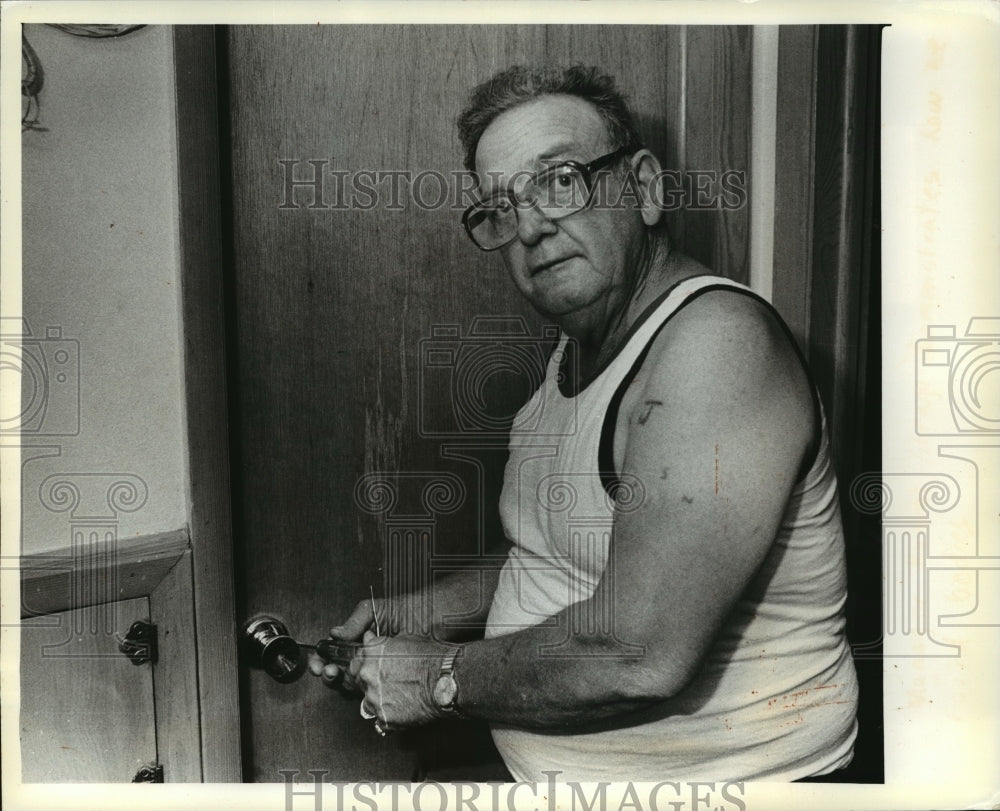 1981 Press Photo Russell Strege, manager of apartment where bodies were found-Historic Images