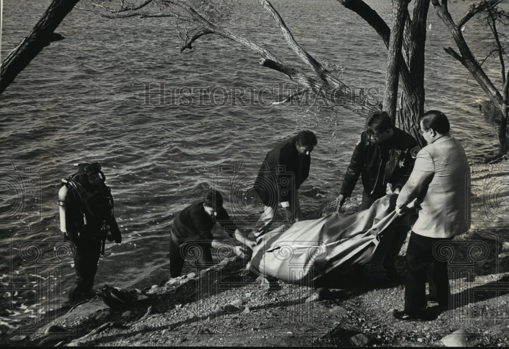 1990 Press Photo Waukesha Co divers bring body of man drowned at Nagawicka Lake-Historic Images