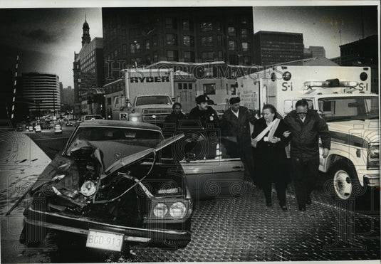 1989 Press Photo Accident on the Kilbourn Ave bridge over the Milwaukee River - Historic Images