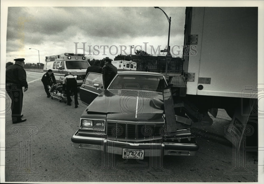 1990 Press Photo 2 car &amp; truck crash at the intersection of King Dr &amp; N 8th St - Historic Images