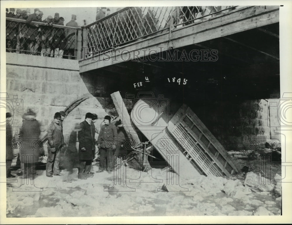 1981 Press Photo Streetcar accident of Feb 4, 1895, plunge to the river - Historic Images