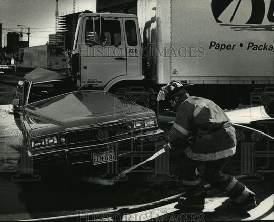 1990 Press Photo Firefighter at Car-truck accident at N 4th & W Juneau Ave - Historic Images