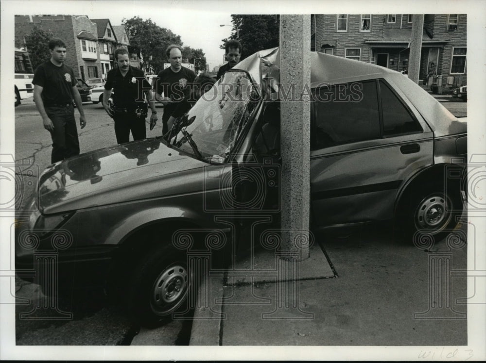 1990 Press Photo Car crash at W Lloyd &amp; N Holton Sts, caused by open hydrant - Historic Images