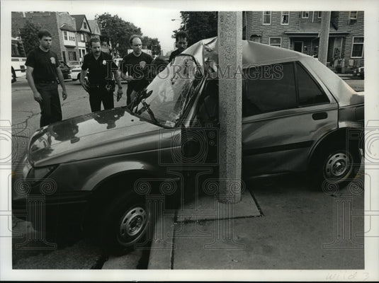 1990 Press Photo Car crash at W Lloyd & N Holton Sts, caused by open hydrant - Historic Images