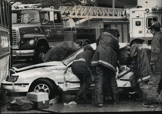 1989 Press Photo Milwaukee County Transit System bus & car crash at N 16th - Historic Images