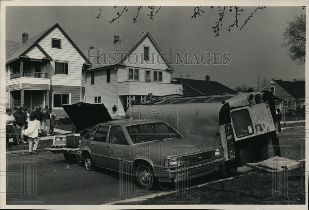 1989 Press Photo Milwaukee school bus accident hitting 2 cars on N Sherman Blvd - Historic Images