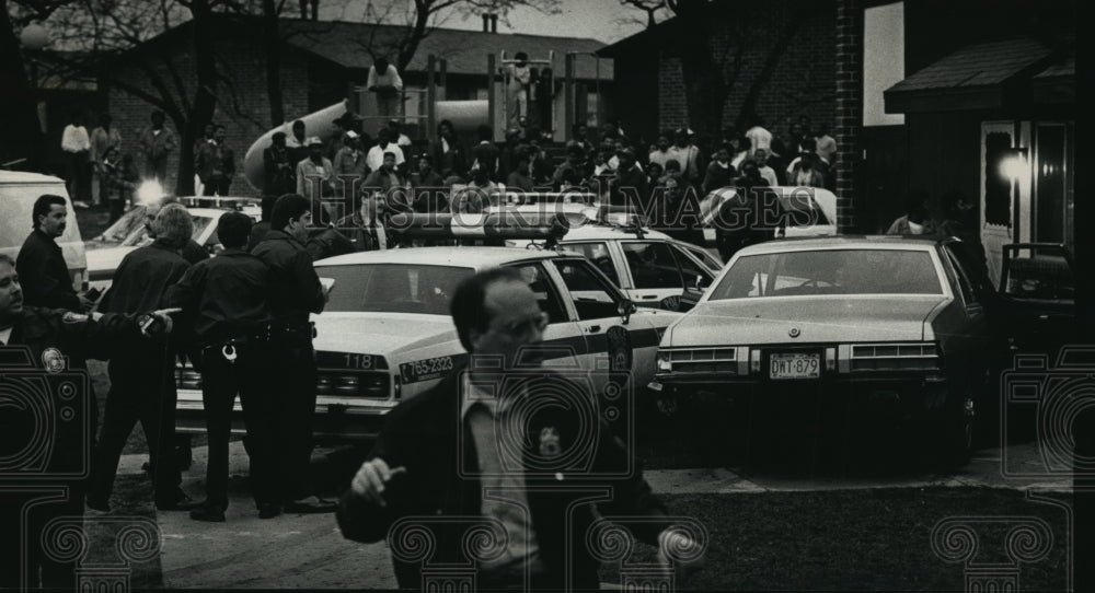 1989 Press Photo Car &amp; a squad car collision after car chase ended on N 13th St - Historic Images