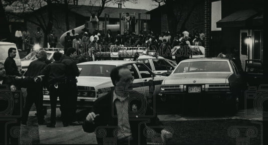 1989 Press Photo Car & a squad car collision after car chase ended on N 13th St - Historic Images
