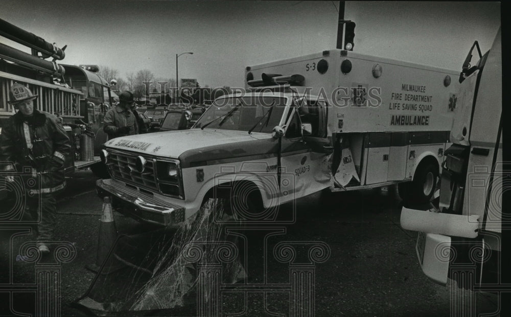 1989 Press Photo Ambulance struck by a truck at 76th St &amp; Mill Rd - mja01437 - Historic Images