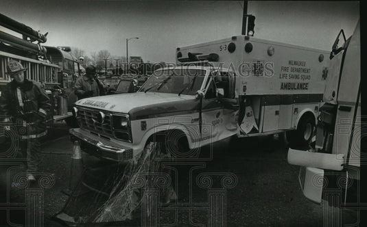 1989 Press Photo Ambulance struck by a truck at 76th St & Mill Rd - mja01437 - Historic Images