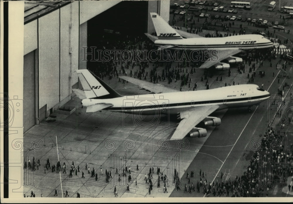 1975 Press Photo Boeing's short version of its 747 launched at Boeing Wash plant-Historic Images