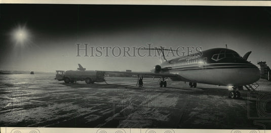 1985 Press Photo Midwest Express jet took on fuel from Mitchell Field - Historic Images