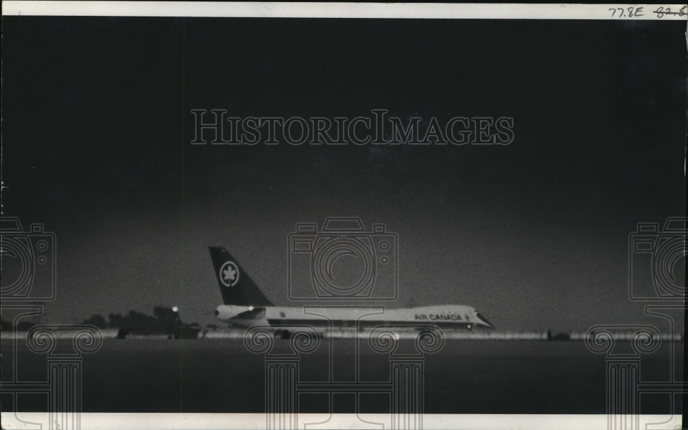 1971 Press Photo Air Canada 747 jetliner sat on an isolated runway at Mitchel Fl - Historic Images