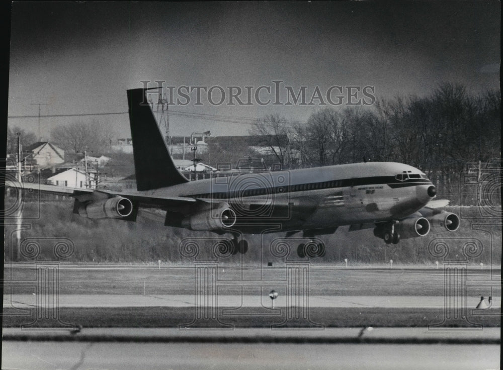 1963 Jet plane landing causing a lot of noise  - Historic Images