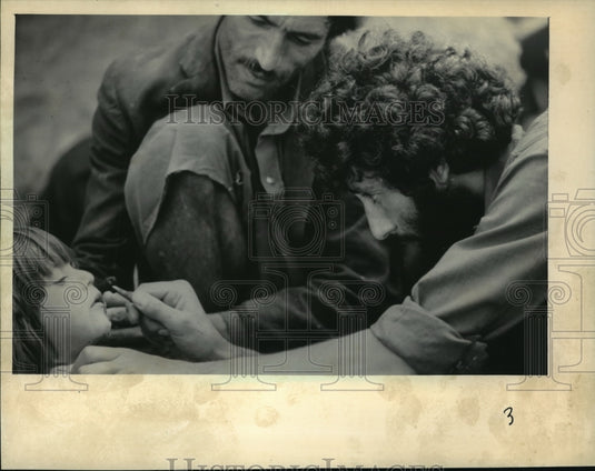1985 Press Photo Usman, an Islamic guerrilla treated an injured Afghan girl - Historic Images