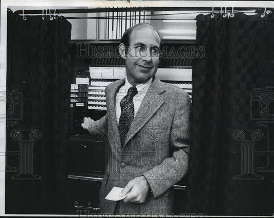 1974 Press Photo Lynn S. Adelman, Democratic candidate for ninth Congressional - Historic Images