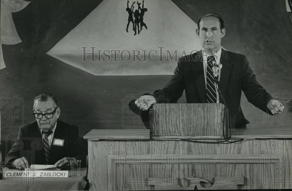 1982 Press Photo Rep Clement J Zablocki &amp; State Sen Lynn Adelman at a forum - Historic Images