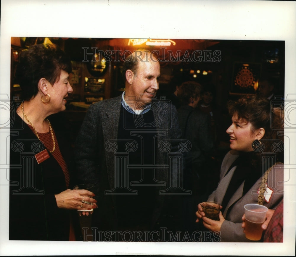 1992 Press Photo State Sen Lynn Adelman talks to supporter Maxine Hough - Historic Images