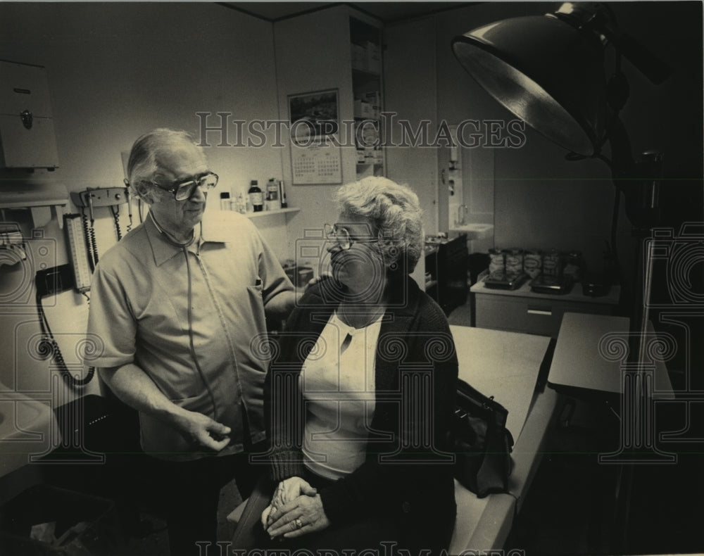 1983 Press Photo Dr James Albrecht talked with his patient, Mary Bistan-Historic Images