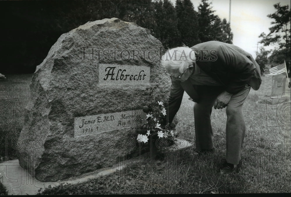 1993 Press Photo James A Albrecht visits the grave of his wife, Marian, everyday - Historic Images