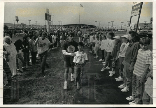 1992 Press Photo A protester who will try to block access to an abortion clinic - Historic Images