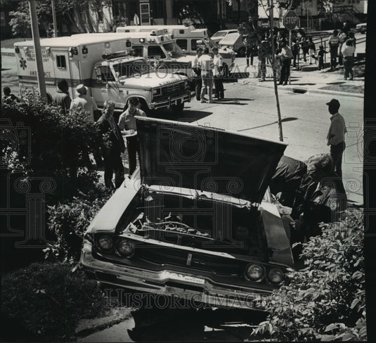 1988 Press Photo Police investigated after a car and an ambulance collided - Historic Images
