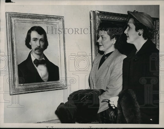 1953 Press Photo Mrs John Redford & Mrs Lawson Adams viewing a painting-Historic Images